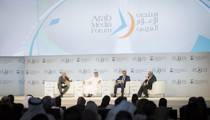 المتحدثون خلال الجلسة النقاشية