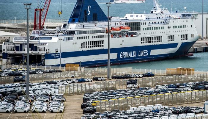 سيارات رينو جاهزة للتصدير في ميناء طنجة المغربي