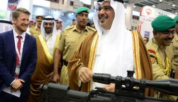 ولي العهد البحريني مع الأمير البريطاني أندرو أثناء افتتاح منشأة الإسناد البحري