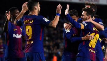 فرحة ميسي مع لاعبي برشلونة 