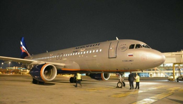 طائرة شركة إيروفلوت الروسية بمطار القاهرة