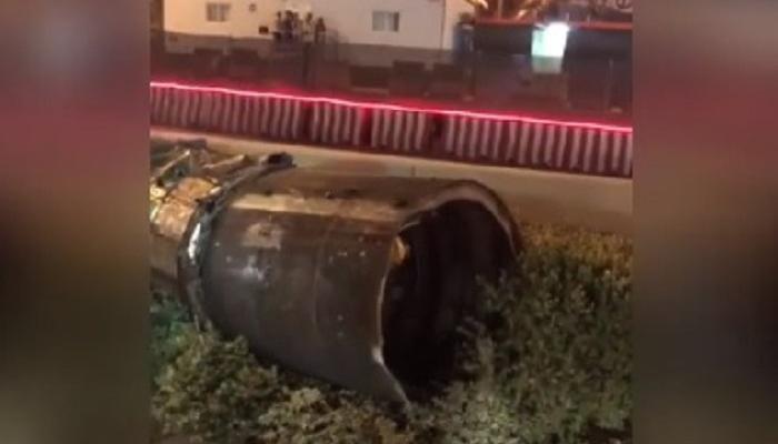 بقايا أحد صواريخ مليشيا الحوثي على الأراضي السعودية