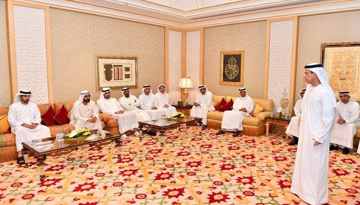 محمد بن راشد خلال لقائه مجموعة من المسؤولين في دبي