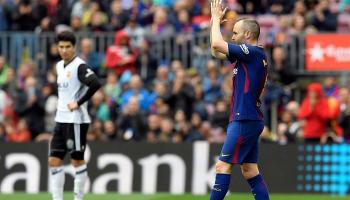 أندريس إنييستا لاعب وسط برشلونة