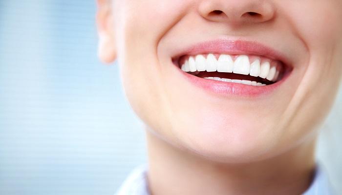 4 خطوات للحصول على أسنان أكثر بياضا