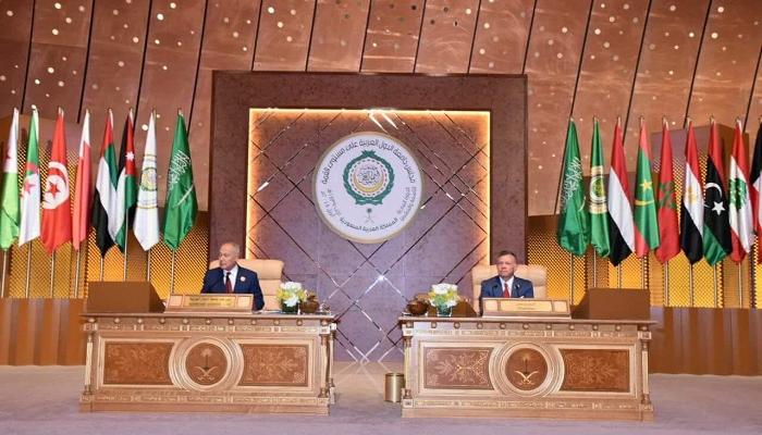 العاهل الأردني وأبو الغيط خلال افتتاح القمة العربية