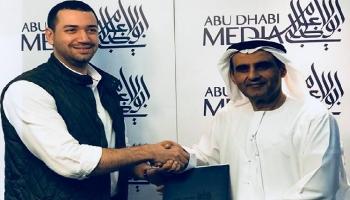 معز مسعود بعد التوقيع مع أبوظبي للإعلام فبراير الماضي