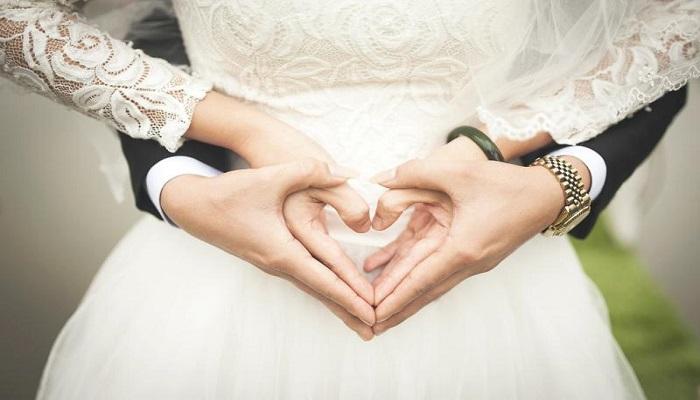 مَن الأكثر سعادة الأعزب أم المتزوج؟