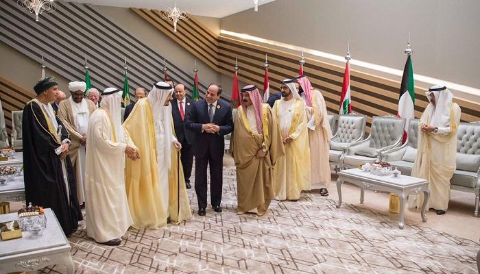 حديث ودي يجمع القادة العرب بينما مندوب قطر منبوذا
