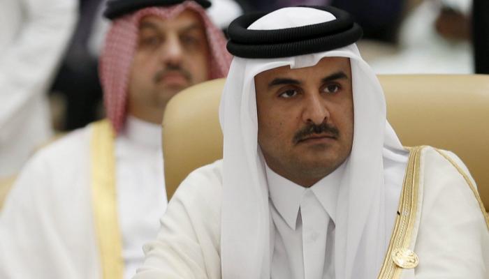 أمير قطر تميم بن حمد وخلفه وزير دفاعه خالد بن محمد العطية