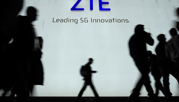 إعلان لشركة "زد تي إي" الصينية في قمة الاتصالات العالمية