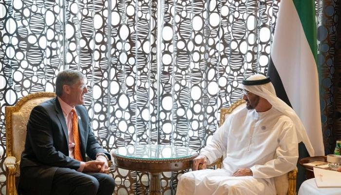 الشيخ محمد بن زايد آل نهيان ومايك كوربات خلال الاجتماع
