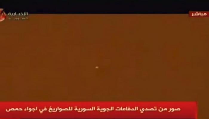 لقطات بثها التلفزيون السوري للصواريخ في سماء حمص