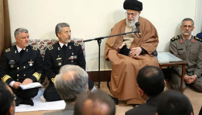 خامنئي وسط عدد من قادة الجيش