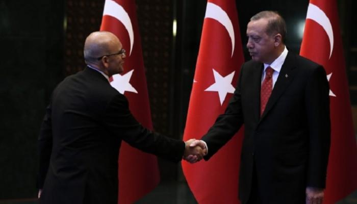 أردوغان يصافح نائب رئيس الوزراء التركي محمد شيمشك