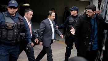 الشرطة اليونانية ترافق اثنين من الجنود الأتراك فرا إلى أثينا - أرشيفية