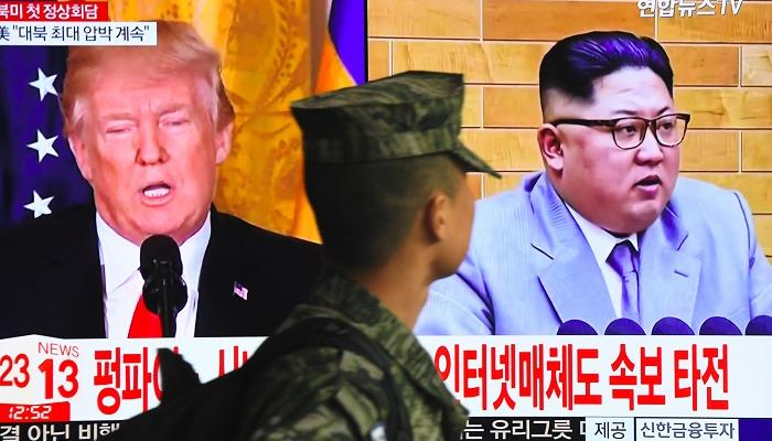 جندي كوري جنوبي يسير بجوار نشرة إخبارية في سيول - الفرنسية