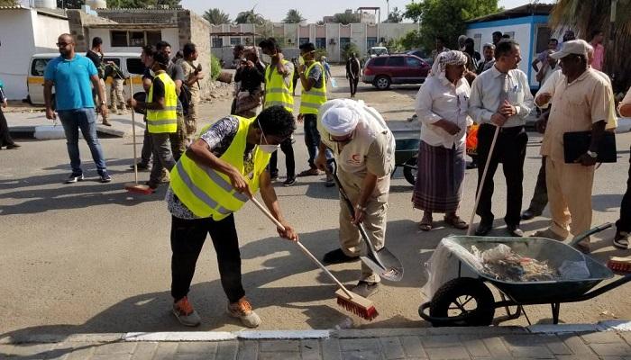 الهلال الأحمر الإماراتي يدشن حملة نظافة في عدن