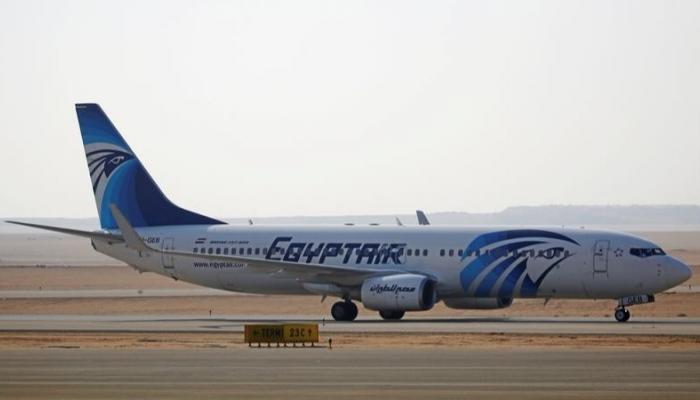 طائرة تابعة لشركة مصر للطيران بمطار القاهرة الدولي