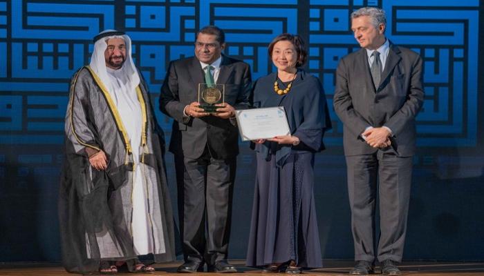 حاكم الشارقة يسلم الجائزة لممثلي مؤسسة "الكرامة للأطفال" الماليزية