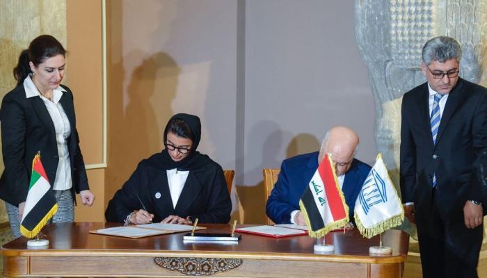 نورة الكعبي أثناء توقيع مذكرة التفاهم