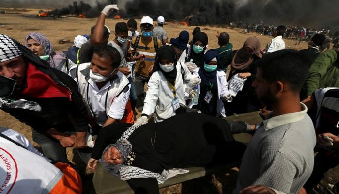 الطواقم الطبية على طول الشريط الحدودي تنقل إحدى المصابات