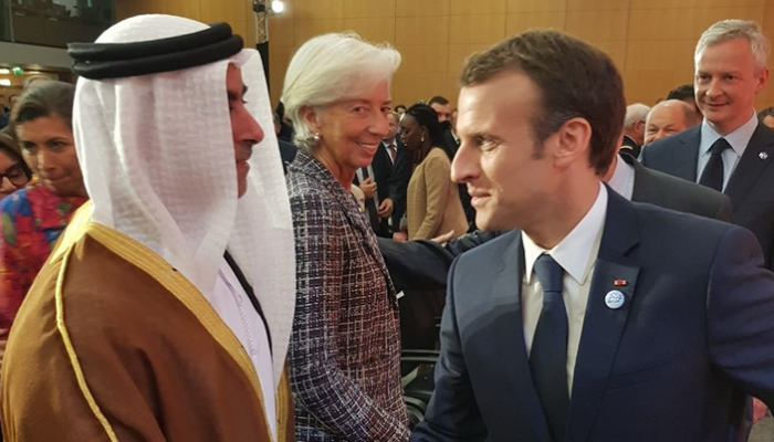 الرئيس الفرنسي مصافحا الفريق الشيخ سيف بن زايد آل نهيان أثناء المؤتمر