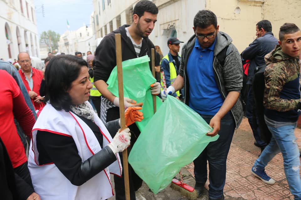 وزيرة البيئة الجزائرية تشارك في حملة تنظيف