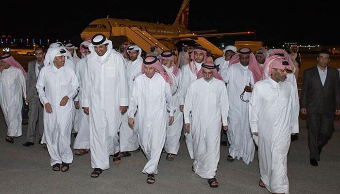 أمير قطر تميم بن حمد آل ثاني مع المختطفين الذين حررتهم أمواله