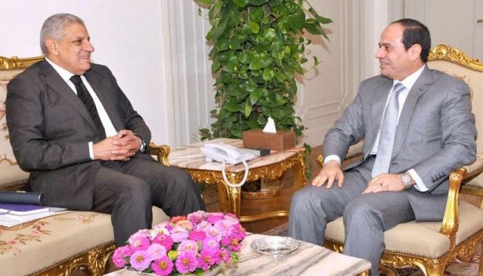 الرئيس السيسي ومساعده إبراهيم محلب