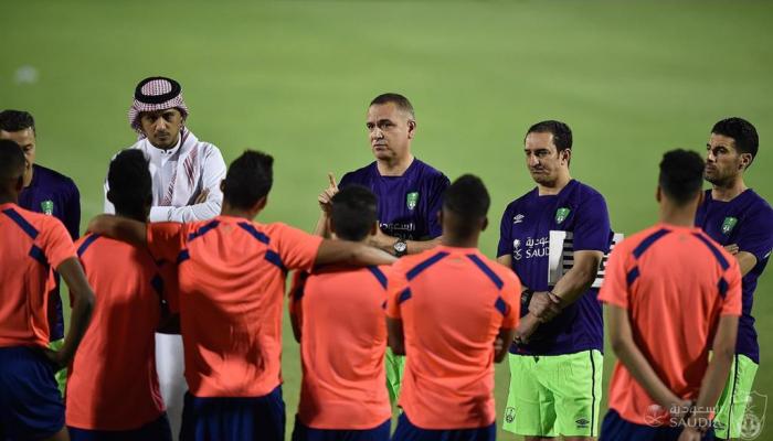 فتحي الجبال مدرب الفريق مع لاعبي الأهلي