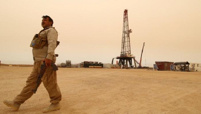أحد أفراد قوة شرطة النفط في حقل نفطي بالبصرة - رويترز