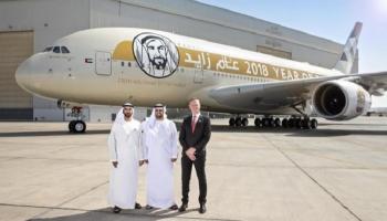 الشيخ ذياب بن محمد بن زايد آل نهيان أثناء تفقد الطائرة 
