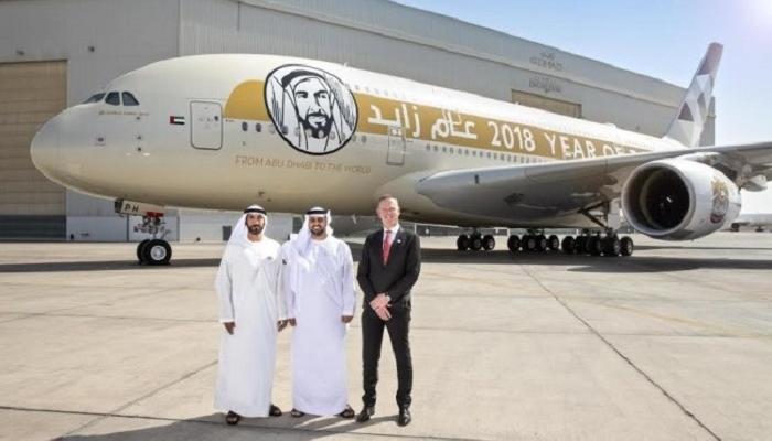 الشيخ ذياب بن محمد بن زايد آل نهيان أثناء تفقد الطائرة