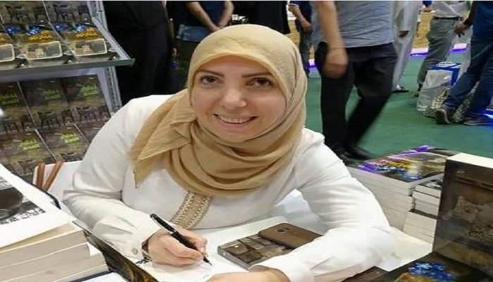 أثناء حفل توقيع روايتها بمعرض أبو ظبي للكتاب