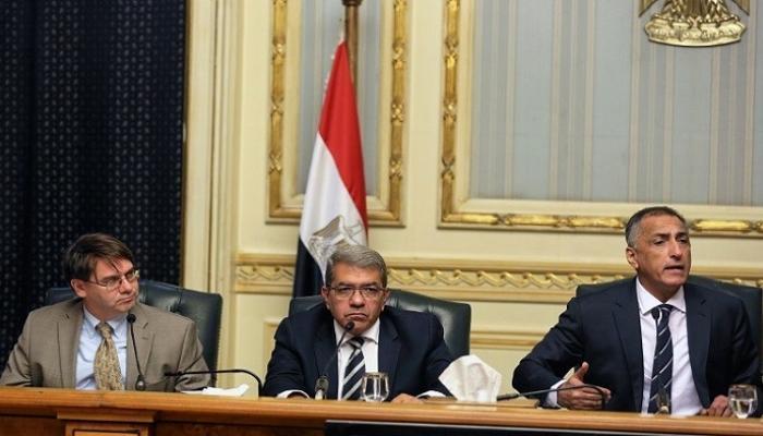 وزير المالية المصري يتوسط رئيس بعثة الصندوق ومحافظ البنك المركزي