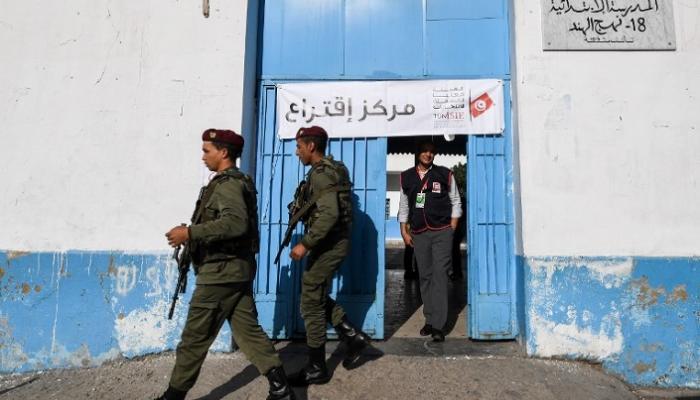 العسكريين خلال التصويت في الانتخابات البلدية - رويترز
