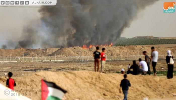 شباب فلسطيني يتظاهر قرب السياج الحدودي في غزة
