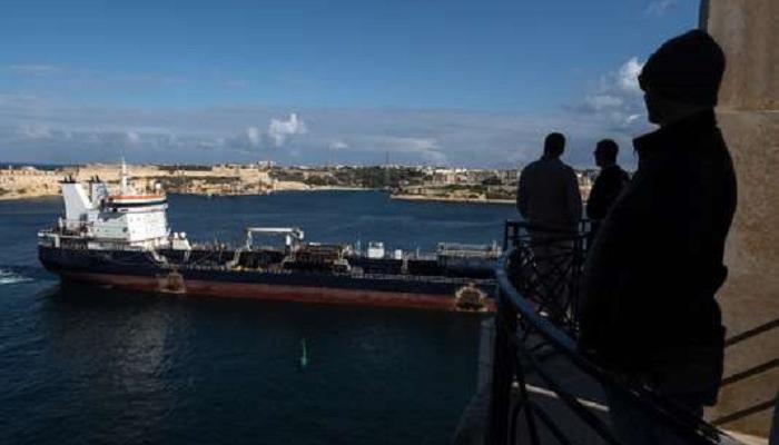القوارب الصغيرة التي تتم بها عملية التهريب