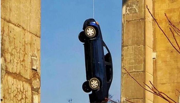 سيارة تتدلى من جسر ميلوود الكندي