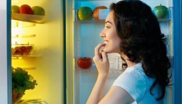 وجبة منتصف الليل تهددك بالسمنة كيف تتجنب أخطارها؟