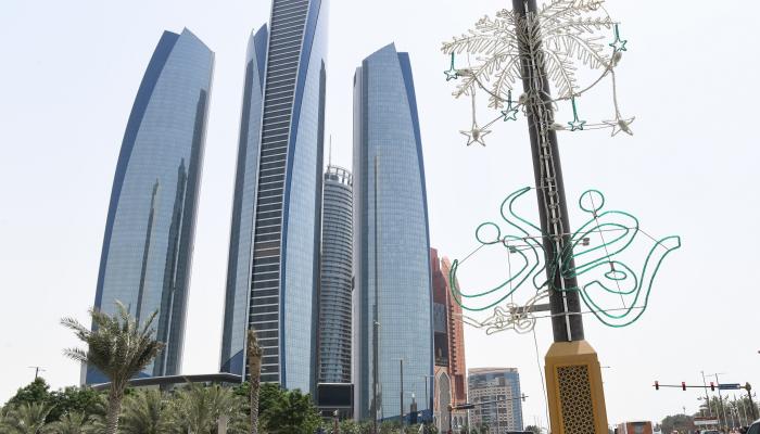مدينة أبوظبي ترتدي تاجا من الضياء بمناسبة رمضان