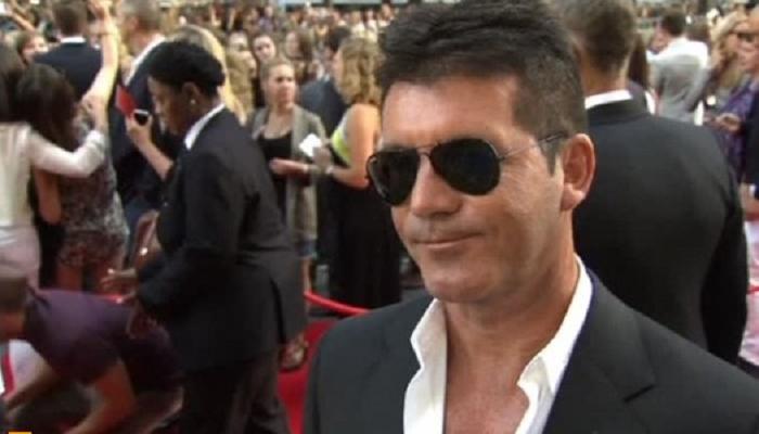 سايمون كاول يشد وجهه مقابل 2700 دولار