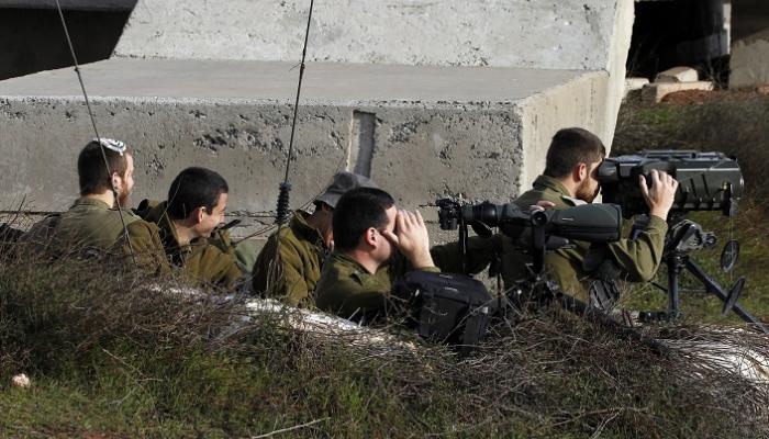 جنود من جيش الاحتلال الإسرائيلي يراقبون الحدود مع سوريا- أرشيفية