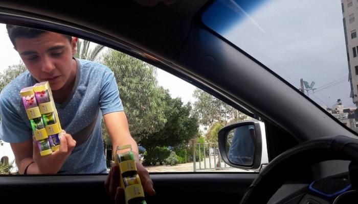 الطفل يوسف خلال بيع إحدى البضائع في إشارات غزة