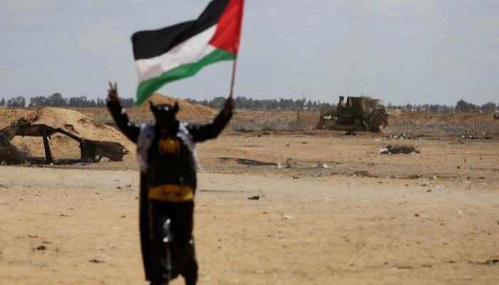 الشاب أبو حجر يجسد شخصية باتمان في تظاهره ضد قوات الاحتلال