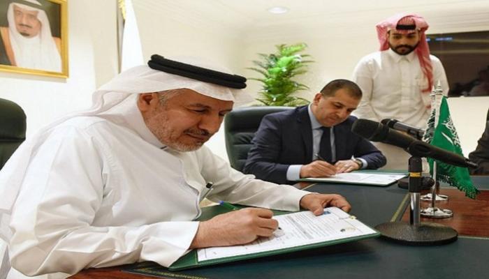 أثناء توقيع الاتفاقيات