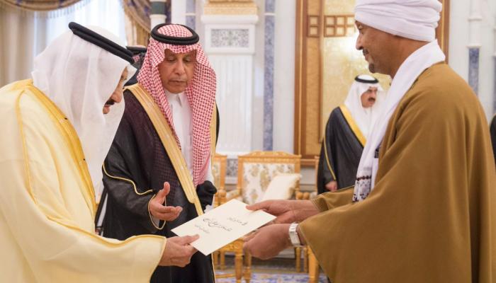 الملك سلمان خلال تسلمه أوراق اعتماد السفير السوداني- أرشيفية