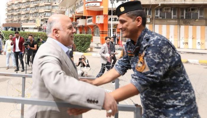العبادي خلال تفتيشه قبيل الإدلاء بصوته في الانتخابات