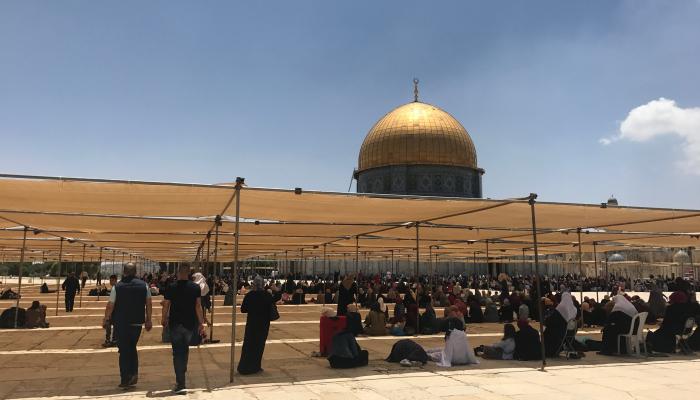 مظلات نُصبت في ساحات الأقصى لتقي المصلين من أشعة الشمس